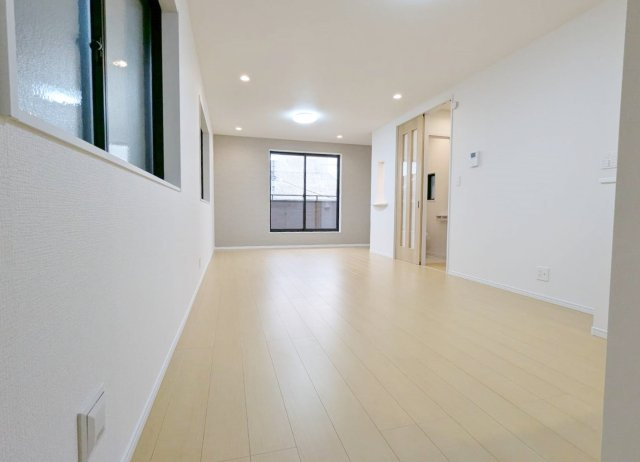 和光市諏訪 全2棟 1号棟の居間・リビング|18.81帖のゆとりあるLDK
多面開口の明るく快適な家族団らんスペース