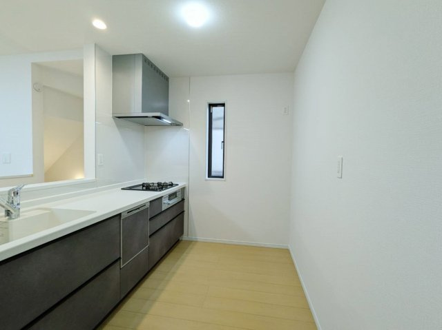 和光市諏訪 全2棟 1号棟のキッチン|人気の対面キッチンはリビングを眺めながらお料理ができます
浄水器と食器洗乾燥機が標準装備です