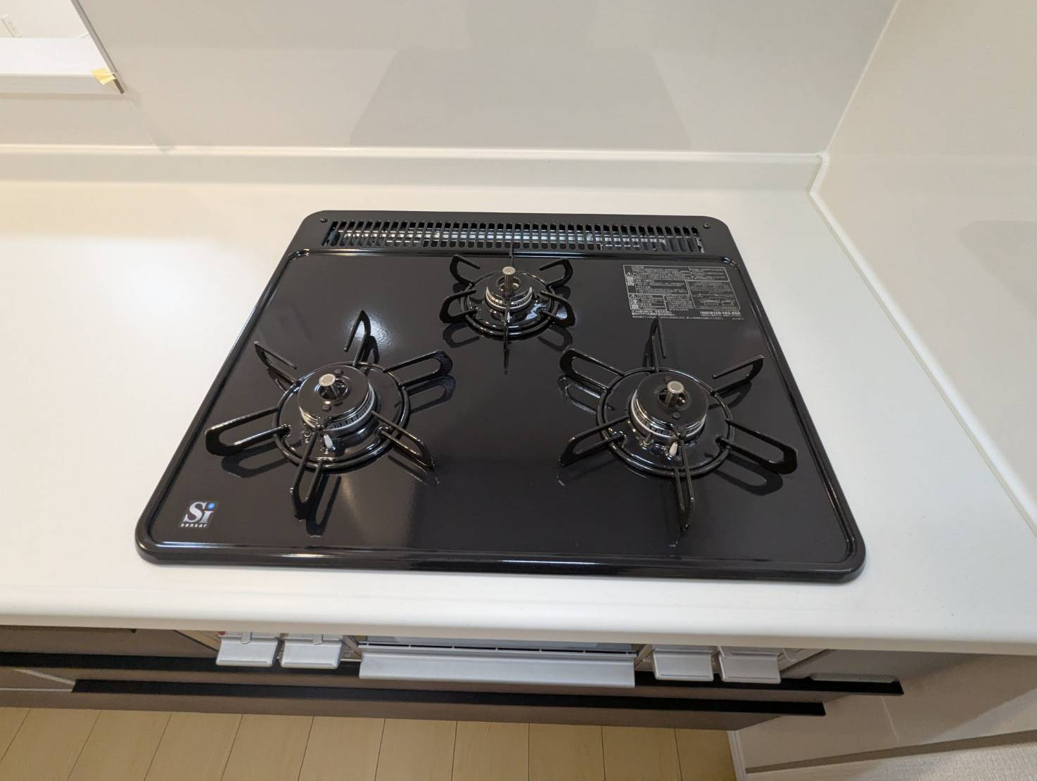 和光市諏訪 全2棟 1号棟のキッチン|三口コンロ