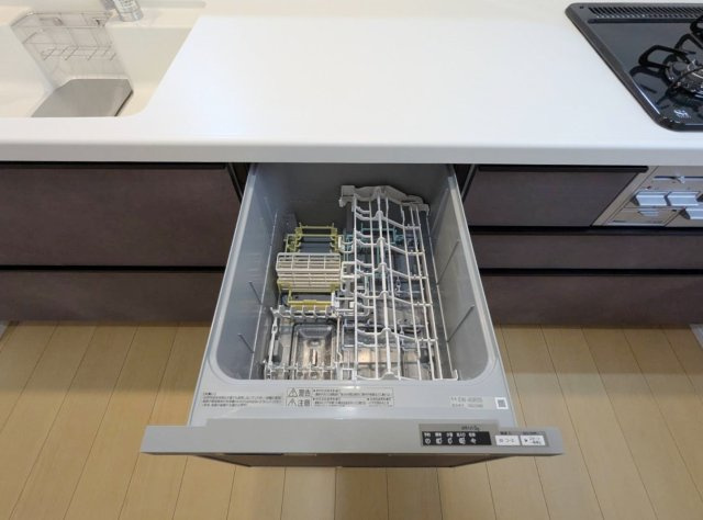 和光市諏訪 全2棟 1号棟のキッチン|食後の片づけに便利な食器洗乾燥機