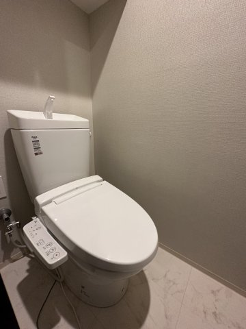 コンシェリア目黒本町 ＴＨＥ ＲＥＳＩＤＥＮＣＥのトイレ|落ち着いた色調のトイレです