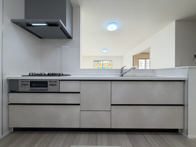 【キッチン】 | 沖縄市知花（全3棟）B号棟 | B号棟　使いやすいシステムキッチン♪キッチン後ろ収納付き♪