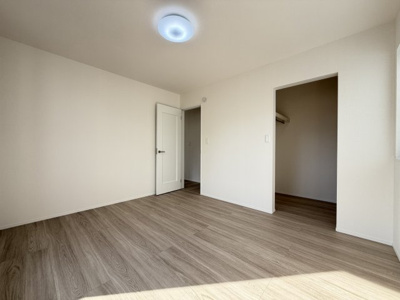 【洋室】 | 沖縄市知花（全3棟）B号棟 | B号棟　洋室7帖＋WIC付き♪