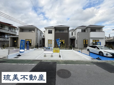 【外観】 | 沖縄市知花（全3棟）B号棟 | B号棟　並列駐車3台完備♪