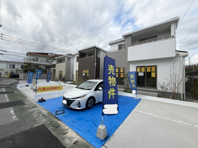 【外観】 | 沖縄市知花（全3棟）B号棟 | B号棟　並列駐車3台完備♪