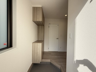 【玄関】 | 沖縄市知花（全3棟）B号棟 | B号棟　十分な収納付き玄関♪