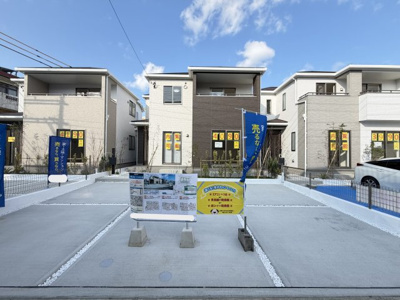 【外観】 | 沖縄市知花（全3棟）B号棟 | B号棟　並列駐車3台完備♪