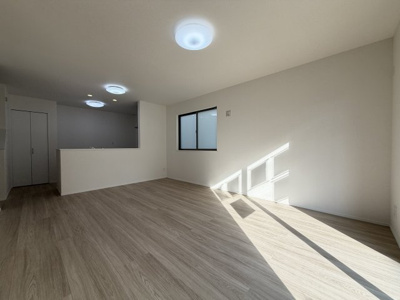 【居間・リビング】 | 沖縄市知花（全3棟）B号棟 | B号棟　LDK16.25帖♪リビング階段♪