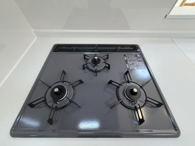 【キッチン】 | 沖縄市知花（全3棟）B号棟 | B号棟　三口コンロ♪