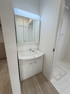 【独立洗面台】 | 沖縄市知花（全3棟）B号棟 | B号棟　三面鏡付き洗髪洗面化粧台♪