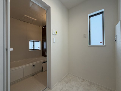 【脱衣所】 | 沖縄市知花（全3棟）B号棟 | B号棟　十分なスペースの脱衣室♪