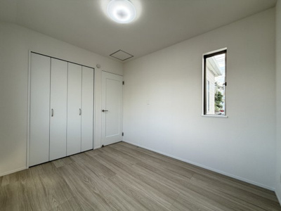 【洋室】 | 沖縄市知花（全3棟）B号棟 | B号棟　洋室5.25帖＋収納付き♪