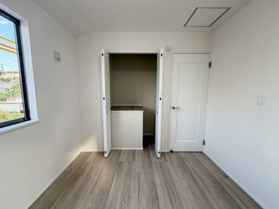 【収納】 | 沖縄市知花（全3棟）B号棟 | B号棟　洋室5.25帖＋収納付き♪