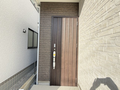 【玄関】 | 沖縄市知花（全3棟）B号棟 | B号棟　スマートキー付き♪