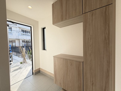 【玄関】 | 沖縄市知花（全3棟）B号棟 | B号棟　十分な収納付き玄関♪