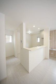 【居間・リビング】 | 【仲介手数料無料！！】府中市小柳町2丁目　新築戸建て（全2棟）1号棟　6099万円