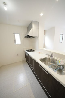 【キッチン】 | 【仲介手数料無料！！】府中市小柳町2丁目　新築戸建て（全2棟）1号棟　6099万円