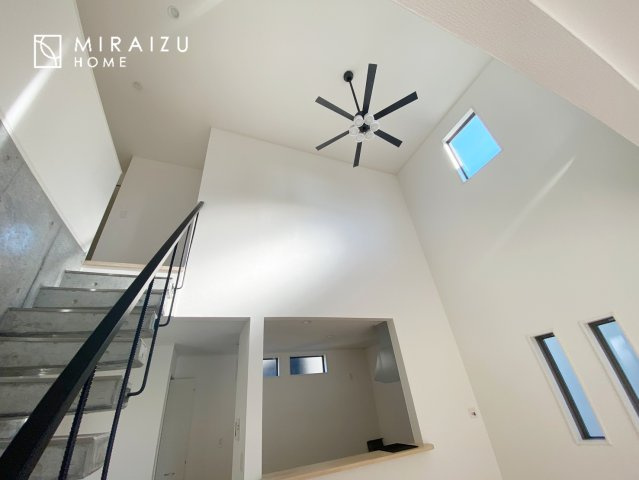 【居間・リビング】 | ※実際の写真に家具等を配置したイメージ画像です。食事を取るスペースもリラックスしてくつろげるスペースもお子さんが勉強するスペースも兼ね備えたリビングダイニング。