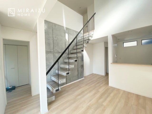 【居間・リビング】 | お子さんが宿題をしたり、ちょっとした作業もできる、家族みんながそれぞれの時間を過ごせるリビングです。