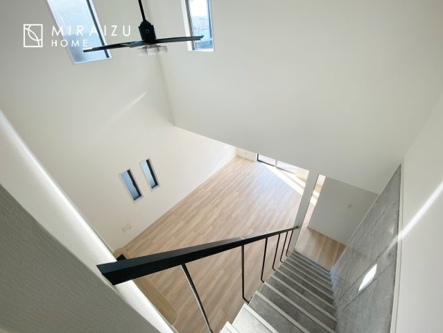 【居間・リビング】 | 窓が多いと温かな太陽の光と心地いい風が室内へと入ります。家族が集まるリビングは明るく過ごしやすいつくりです。窓が多いお家は住みやすい証です。