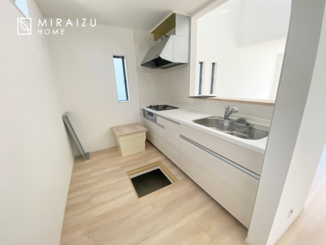 【キッチン】 | キッチンに立つ時間は意外と長いので、家族と会話しやすい対面式に。お手伝いして欲しい時もリビングにいる家族に気軽に声を掛けられます。