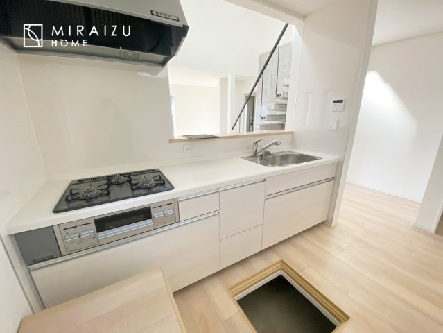 【キッチン】 | 広々としたキッチンは大きな深型シンク、3口コンロ、換気扇、大きなお鍋から小物まで取り出しやすさを考えられた引き出し収納の付いたシステムキッチンです。