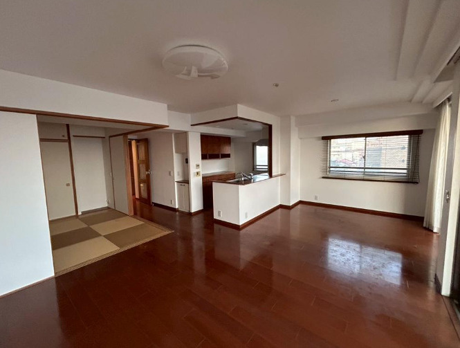 ワコーレ本山南ブランデュオの居間・リビング|約20帖超えのリビングには床暖房あり