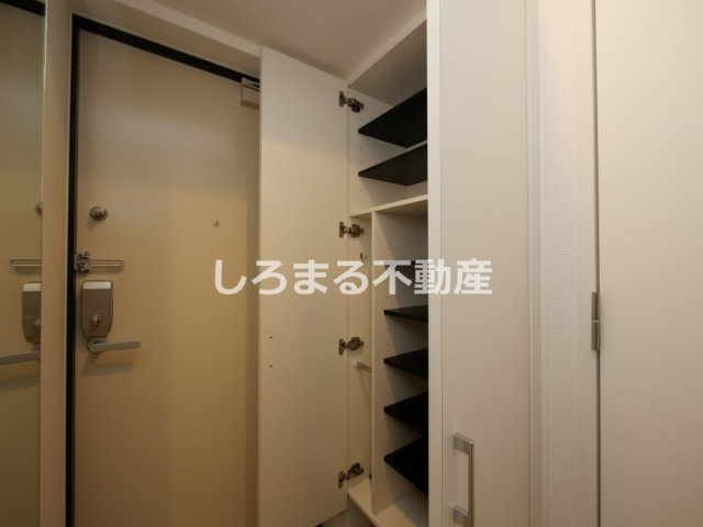 コンフォリア・リヴ淡路町一丁目の玄関