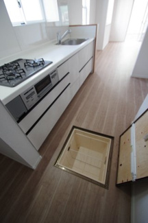 【キッチン】 | 【仲介手数料無料！！】多摩市和田　中古戸建て　3480万円 | 床下収納