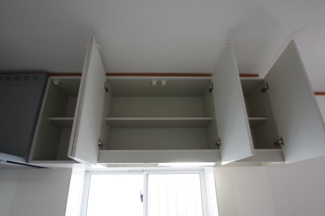 【キッチン】 | 【仲介手数料無料！！】多摩市和田　中古戸建て　3480万円 | 耐震ラッチ付き吊戸棚