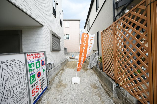 ファーストタウン南武庫之荘8丁目新築一戸建て|2SLDK+駐車1台可の外観|現地外観写真です。
2026年4月頃完成予定となっております。