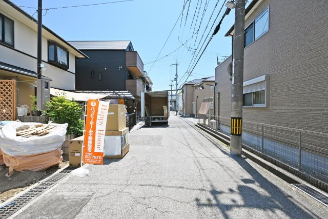 ファーストタウン南武庫之荘8丁目新築一戸建て|2SLDK+駐車1台可の前面道路含む現地写真|前面道路幅は西側に約6ｍ幅で駐車の際も安心です。