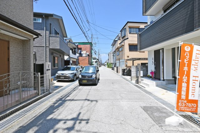 ファーストタウン南武庫之荘8丁目新築一戸建て|2SLDK+駐車1台可の前面道路含む現地写真|前面道路幅は西側に約6ｍ幅で駐車の際も安心です。