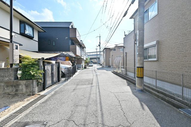 ファーストタウン南武庫之荘8丁目新築一戸建て|2SLDK+駐車1台可の前面道路含む現地写真|前面道路幅は西側に約6ｍ幅で駐車の際も安心です。