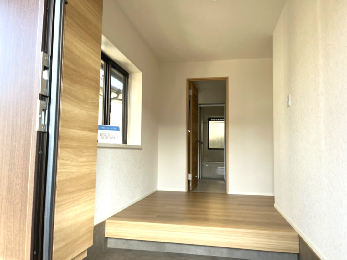 明石市朝霧台　中古戸建の玄関|明るい玄関です