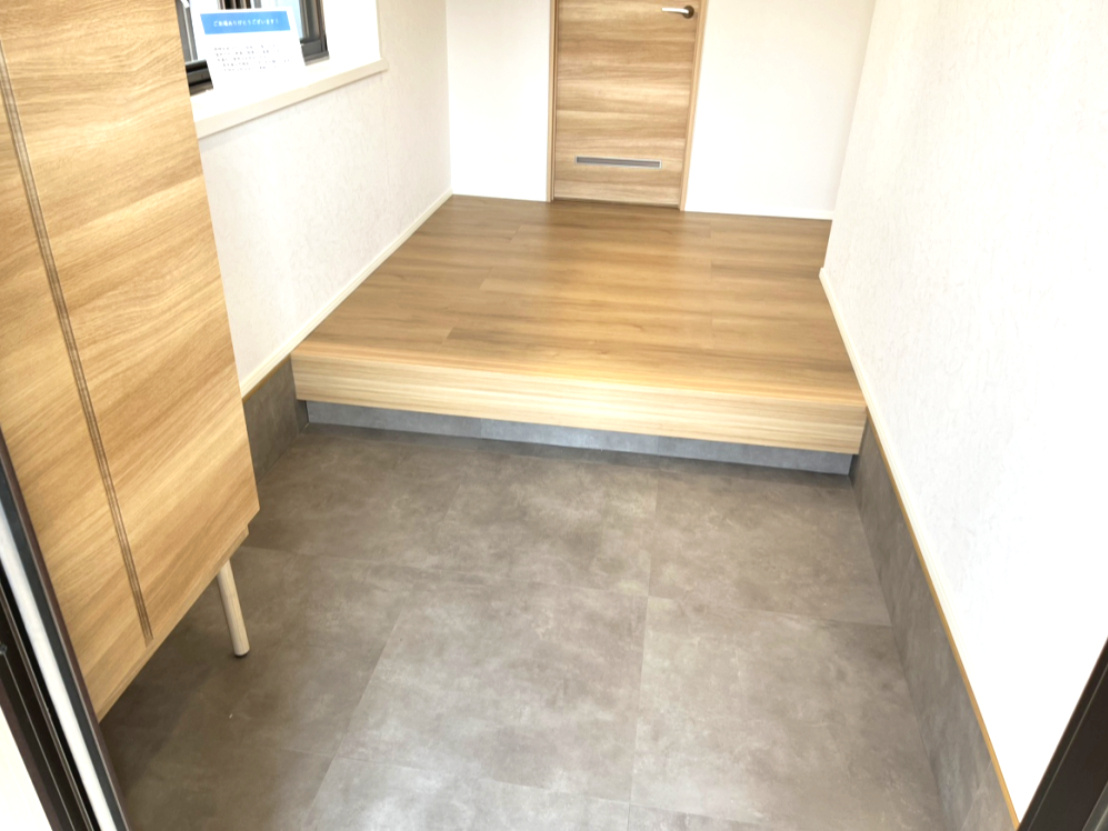 明石市朝霧台　中古戸建の玄関|明るい玄関です
