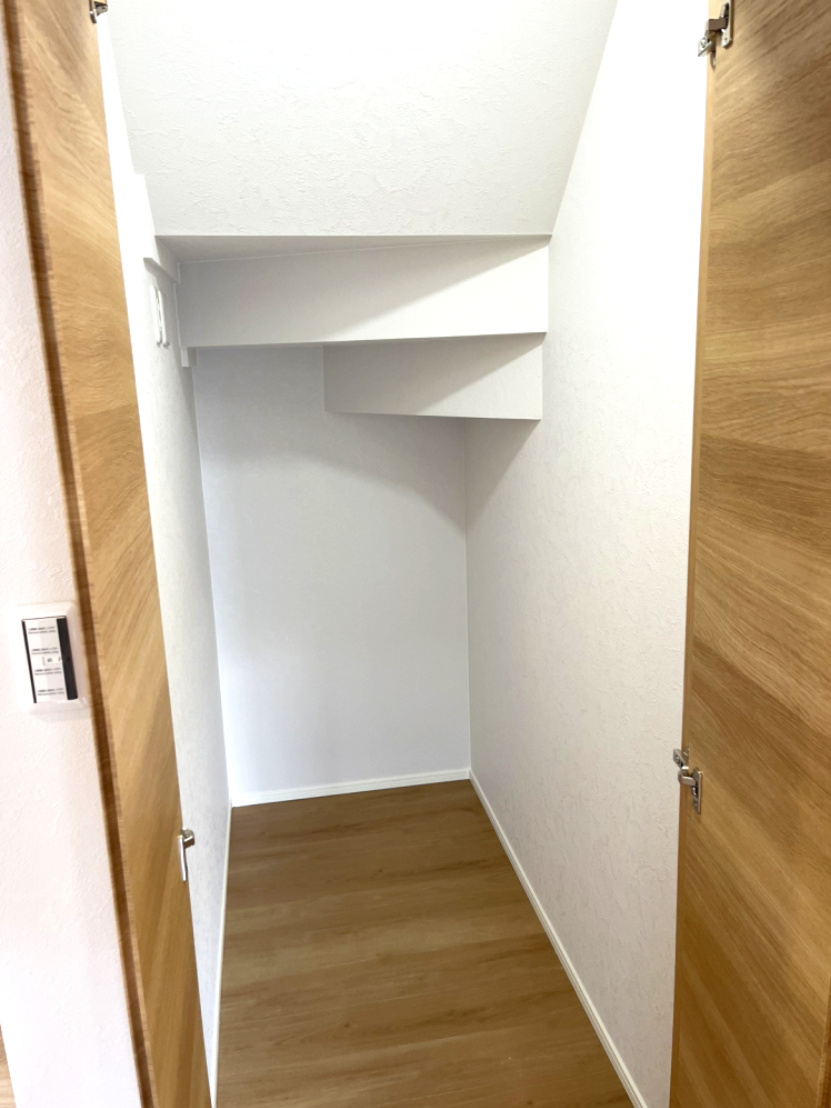 明石市朝霧台　中古戸建の収納|階段下収納も豊富です