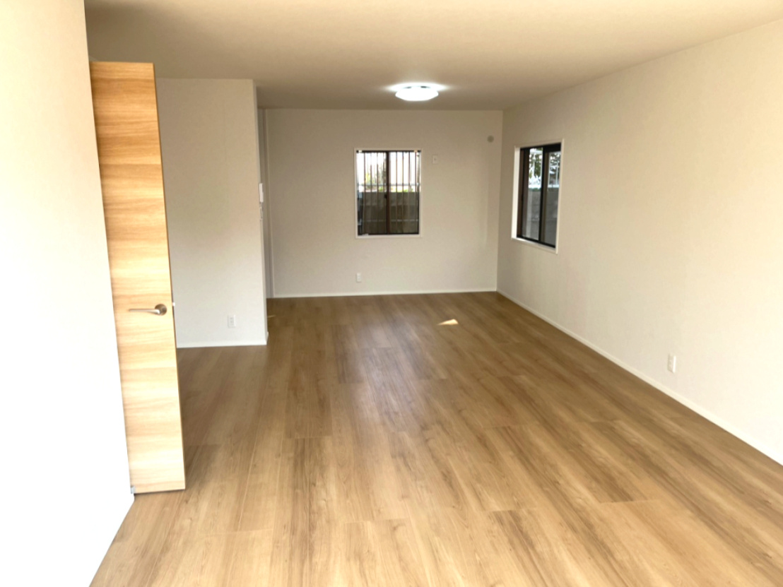 明石市朝霧台　中古戸建の居間・リビング|ゆったりとしたリビングです