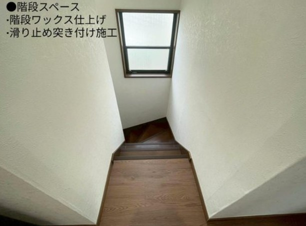 【中古】川越市府川リフォーム中古住宅の内装|滑り止めつきの階段