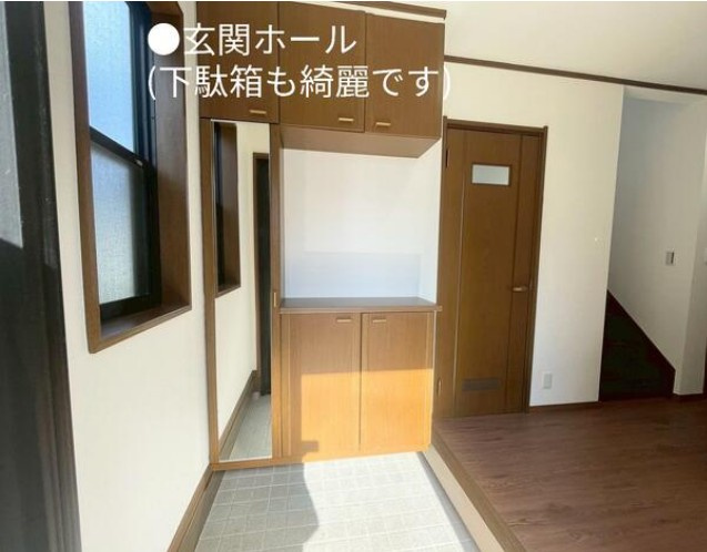 【中古】川越市府川リフォーム中古住宅の玄関|明るい玄関ホールです！
ミラー付き玄関収納でお出かけ前の身だしなみチェックも出来ます！