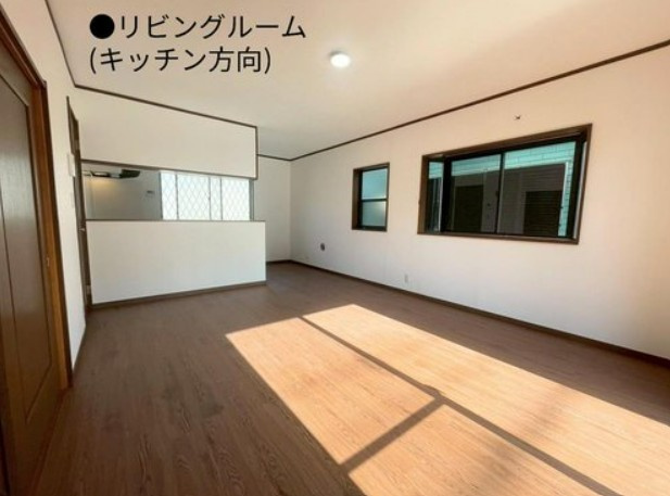 【中古】川越市府川リフォーム中古住宅の居間・リビング|明るく広々したLDKです！