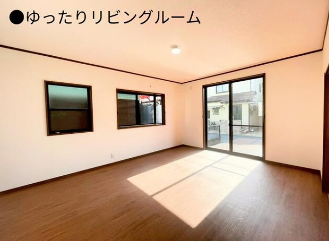 【中古】川越市府川リフォーム中古住宅の居間・リビング|窓も大きく採光・採風しっかりとれています！
