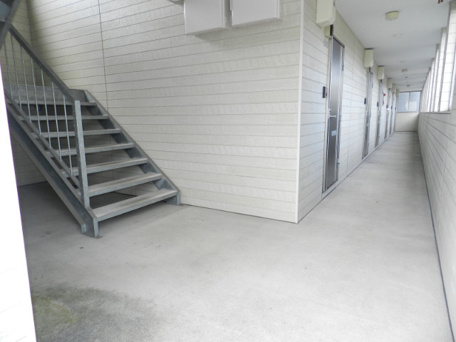 シャンブレット中島のエントランス