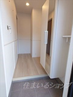 安芸高田市吉田町常友のアパートの玄関|ミラー付き大型シューズボックス