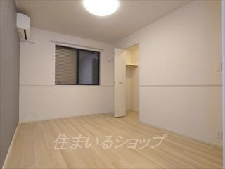 安芸高田市吉田町常友のアパートの寝室|寝室にもエアコンあり