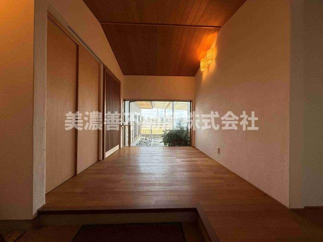 ５６１８０　美濃加茂市加茂野町稲辺中古戸建ての玄関