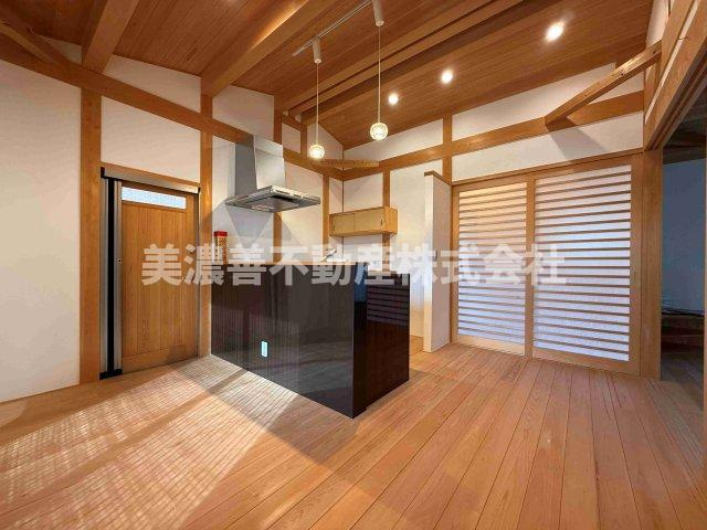 ５６１８０　美濃加茂市加茂野町稲辺中古戸建てのキッチン