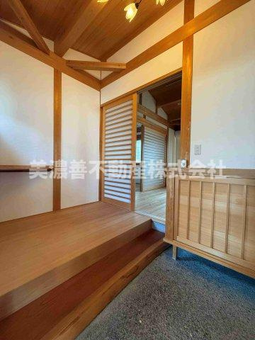 ５６１８０　美濃加茂市加茂野町稲辺中古戸建ての玄関