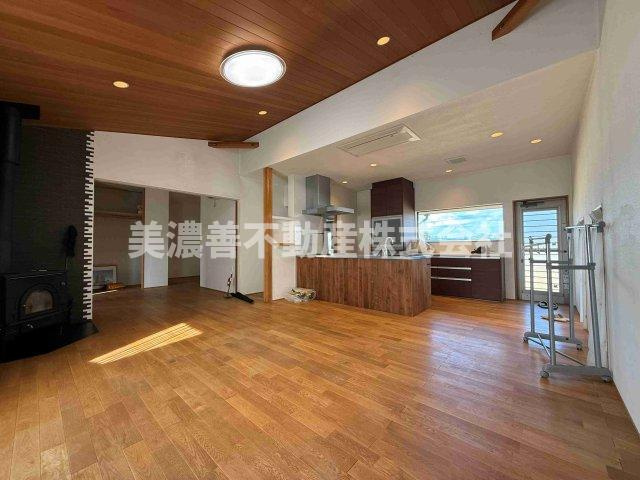 ５６１８０　美濃加茂市加茂野町稲辺中古戸建ての居間・リビング