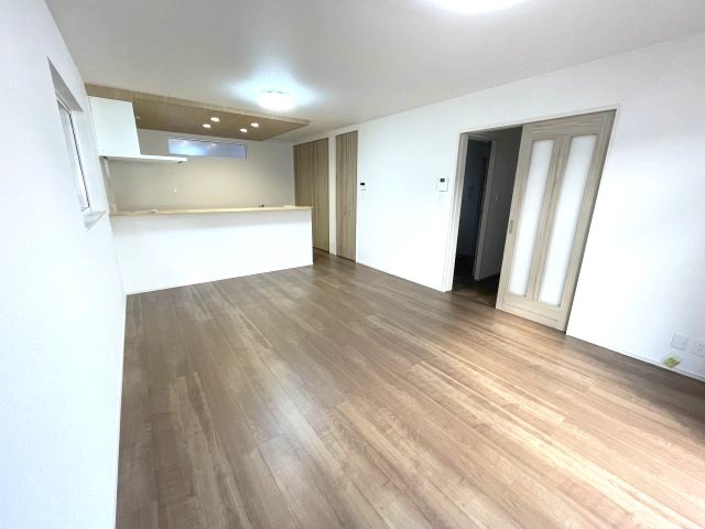 佐伯区五日市中央6丁目　№36651の居間・リビング|ＬＤＫ16帖
ダイニングテーブルやソファを
置いてもゆとりがあります。